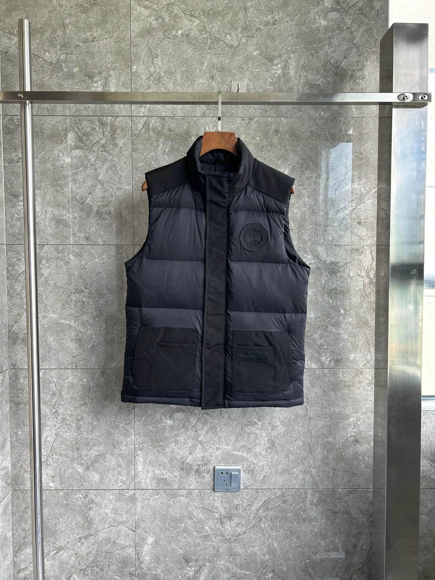 P560 Big Goose 2057MW puff down vest [note the version is too large] Canada Goose Canada Goose FW23 Freestyle waterproof solid color stand collar button down vest Paradigm Freestyle Vest-WD Color: Black White Size: XS S M L XL XXL 2057MW Paradigm Freestyle Vest-WD Men's style. Color: black. Sizes: XS S M L XL XXL.
